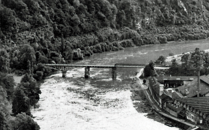[L'ancien pont avec sa passerelle métallique]
